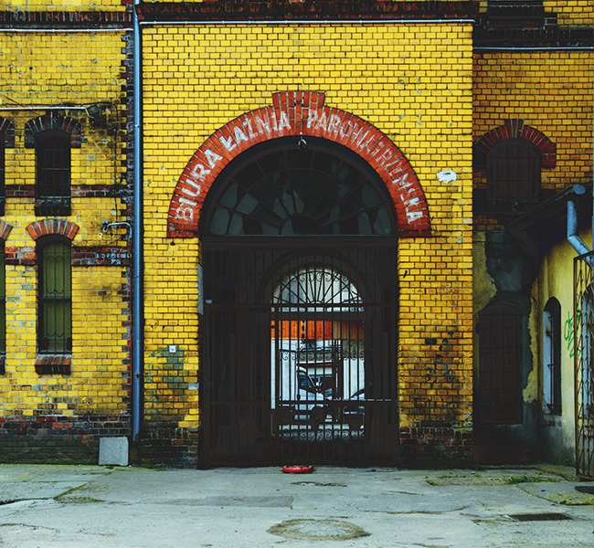 Zdjęcie przedstawiające starą bramę Łaźnia.