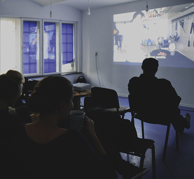 Sala szkoleniowa Łaźnia. Na zdjęciu widać osoby oglądające film szkoleniowy rzucany z projektora na ścianę sali.